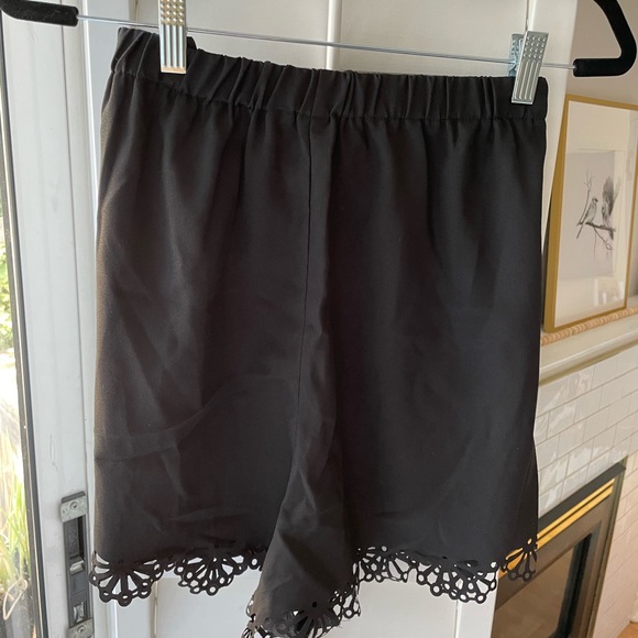 Black laser cut scalloped hem black shorts - Picture 4 of 4
